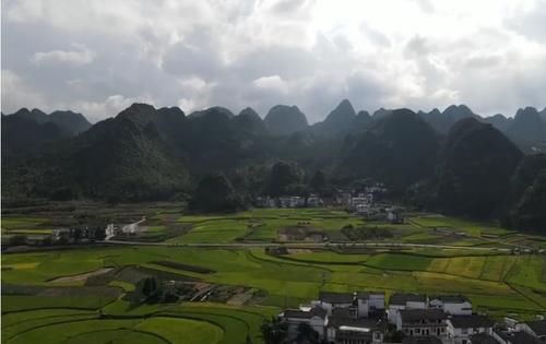 贵州兴义百年古村落，景观奇特内容丰富，村口集市很闹热