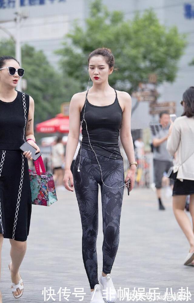 微胖 打底裤的搭配展现出不俗的品位,微胖身材穿起来才是最好看