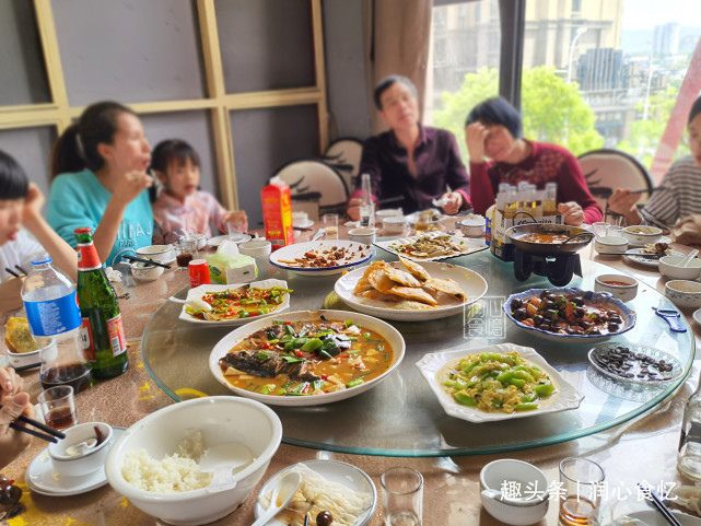 五一假期,4姐弟一大家子聚餐,15分钟上一道菜,菜没上完人走了