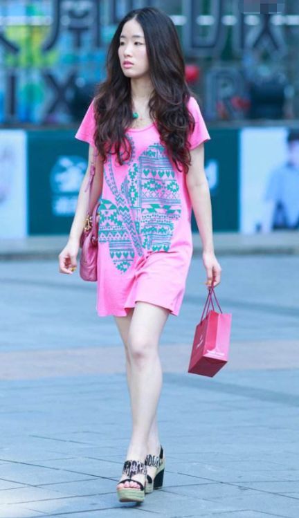 上衣|街拍:牛仔超短裙搭配白色斜肩上衣的美女,小清新。