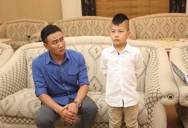 懂事|最懂事宝宝火了,安静坐在桌子底下陪母亲工作,画面令人心疼