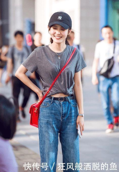 灰色上衣搭配牛仔裤,温柔似水,甜美又好看