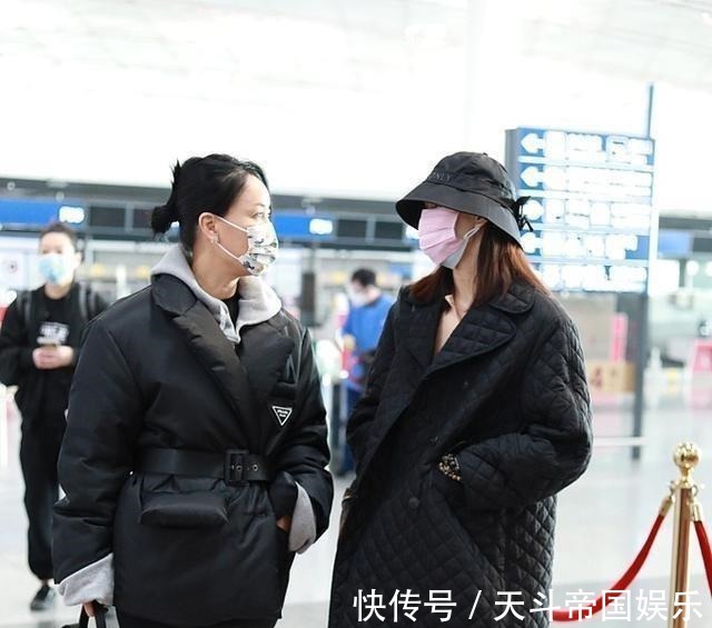 利落有型 那英才是真时髦精,西装领羽绒服利落有型,分叉裤简直不要太酷!