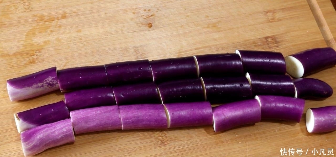 茄子别再炒着吃了,教你一种新做法,比大鱼大肉香,做三根不够吃