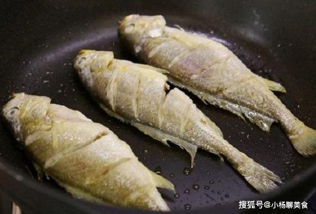 鱼肉|煎鱼时，千万不要直接下油锅，掌握3个技巧，鱼肉不粘锅不破皮