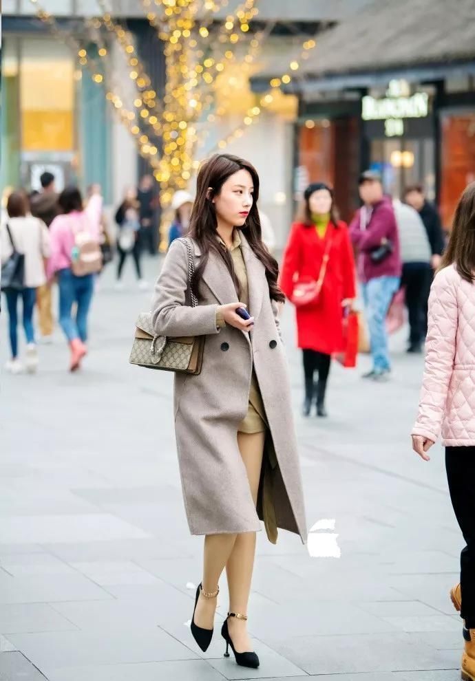 穿搭 美女脚上穿搭上一双尖头的高跟鞋,让她在走路的时候更加的有气势