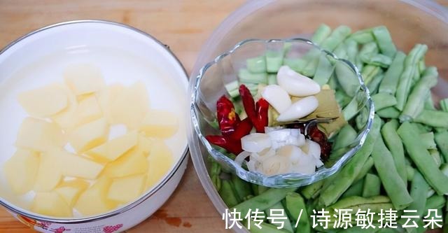 豆角炖肉再焖点小卷子,卷子浸满汤汁,豆角炖得也香,超级惬意!