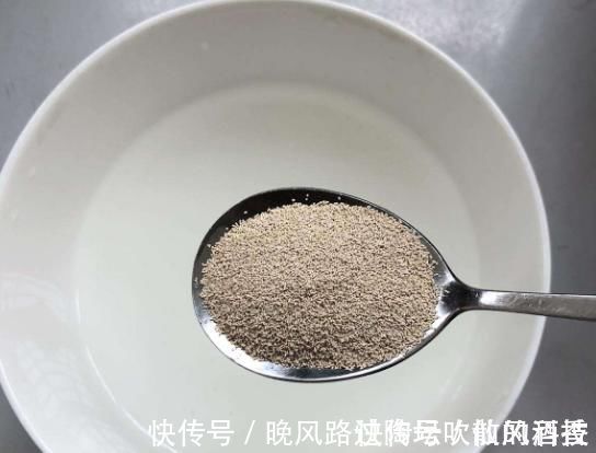 和面时,很多人酵母用错了,难怪发面慢不均匀,馒头口感差不好吃