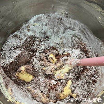 超级简单的香蕉巧克力蛋糕，赶快get起来