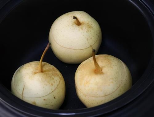 简单|入冬,我家这样吃梨,简单一蒸,清爽润嗓营养高,大人小孩都能吃
