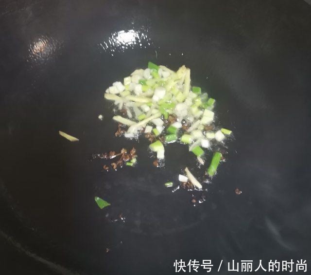 猪头肉拌黄瓜，香而不腻，下酒棒极了