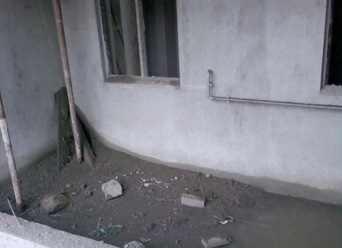 彩礼|婚房不加俺名还让俺拿装修钱？女子找人砸碎婚房门窗：谁都别想好