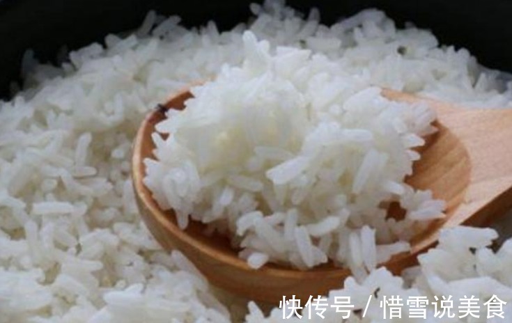 煮米饭不要只加水煮,记住“2放1窍门”,米饭软糯香甜,粒粒分明