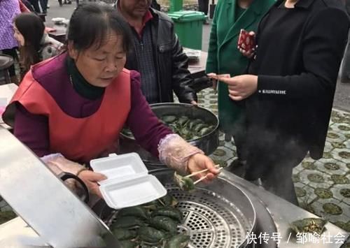 美食小吃|六旬大妈路边卖“它”,成本5毛,卖价2元,三个小时能卖掉4大锅