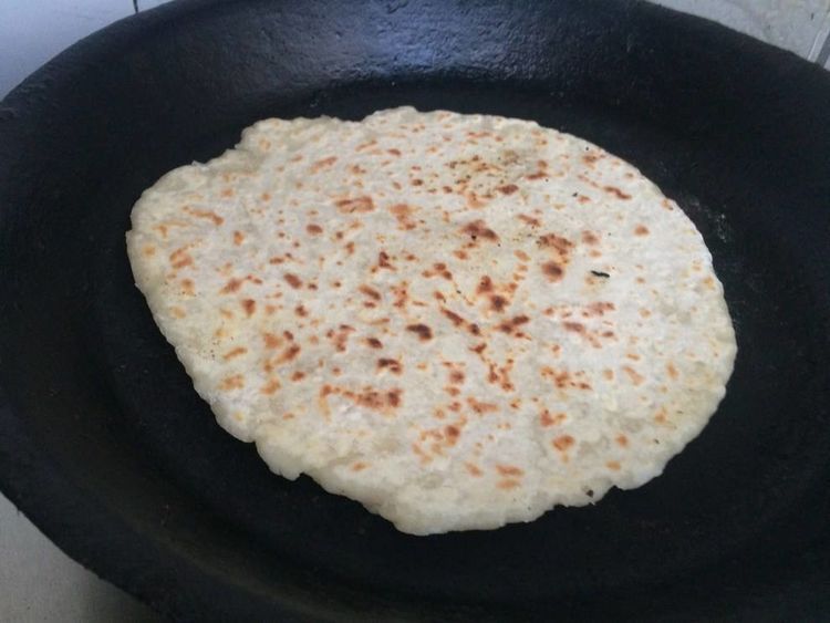 烙饼时,别用凉水,用葱花和面,软香多层,比北方大妈做的还好吃