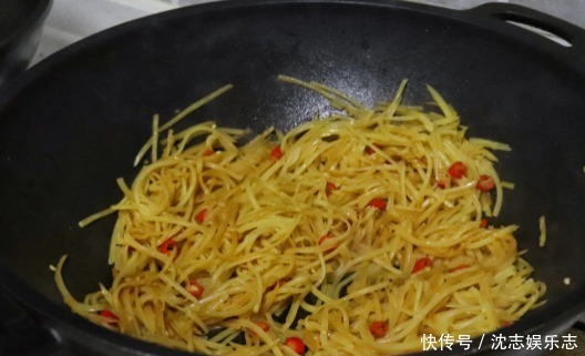 过瘾|炒土豆丝,切记不要直接下锅,只需多加一步,酸辣过瘾还不粘锅