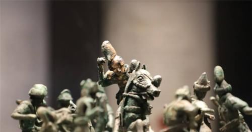 |1972年,古国遗址出土一件文物,造型很搞笑,作用却让人笑不出来