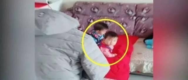 快递|妈妈下楼拿快递,摆了个假妈妈盯着双胞胎,这画面原谅我笑了