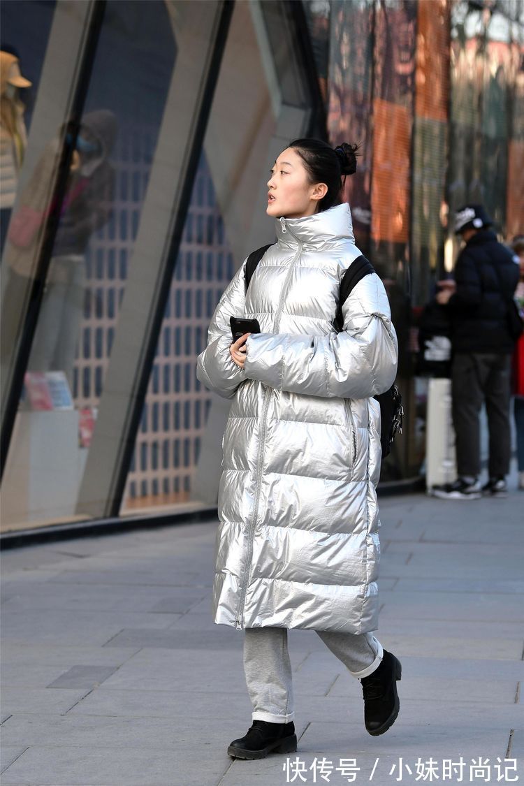 街拍 街拍：三位闺蜜一起逛街，搭配羽绒服，一定是一次热闹的逛街！