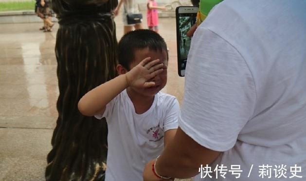 妈妈|妈妈别打了,我不买了,6岁女孩痛哭求饶,父母情绪失控有多可怕