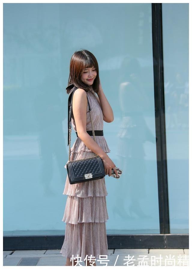 展现|多层连衣裙搭配高跟鞋,完美展现曼妙身姿,散发着成熟优雅的气质