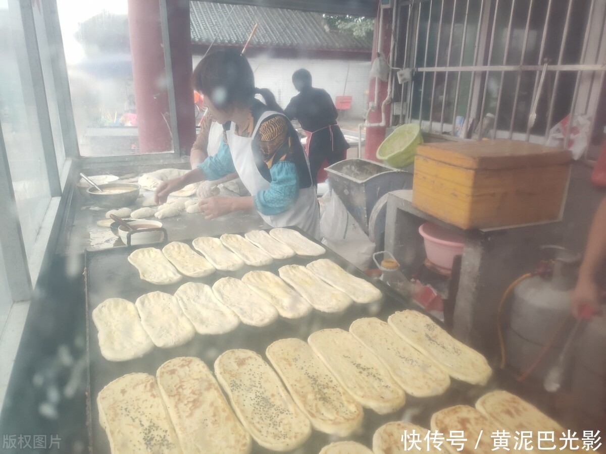 祖传一锅老汤:河南农村1家羊汤馆每天卖30只羊3千个饼子
