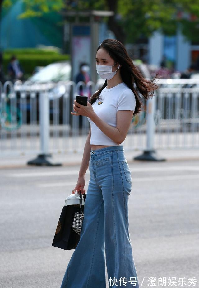 腿线 喇叭裤于膝下呈喇叭状散开,可遮挡粗壮的腿线