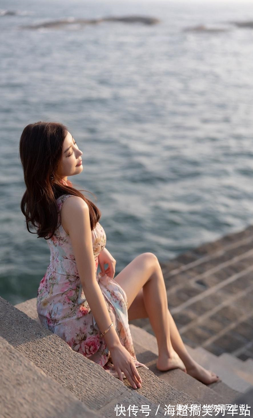 连衣裙 改良版的旗袍连衣裙,用吸睛的印花点缀裙身,优雅范十足