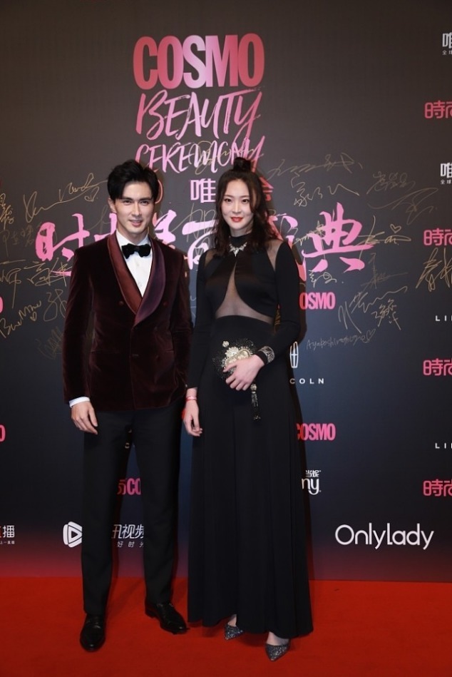 礼服裙|30岁惠若琪的身材被低估了,穿一袭小黑裙亮相凹凸有致,高级优雅