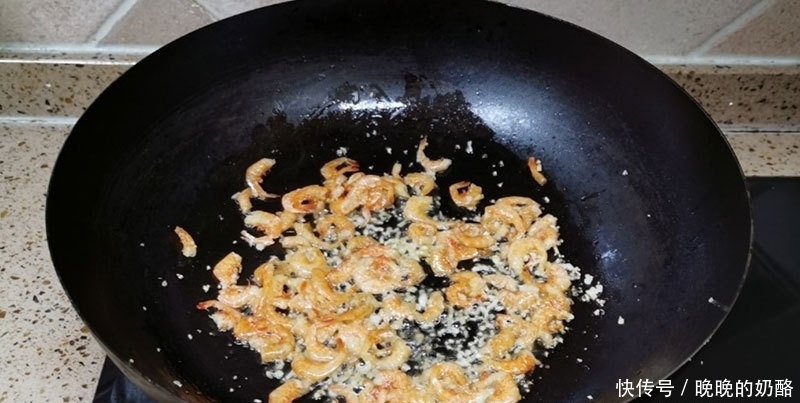 春天,一种碱性蔬菜要常吃,钙含量是牛奶的2.3倍,鲜美还便宜