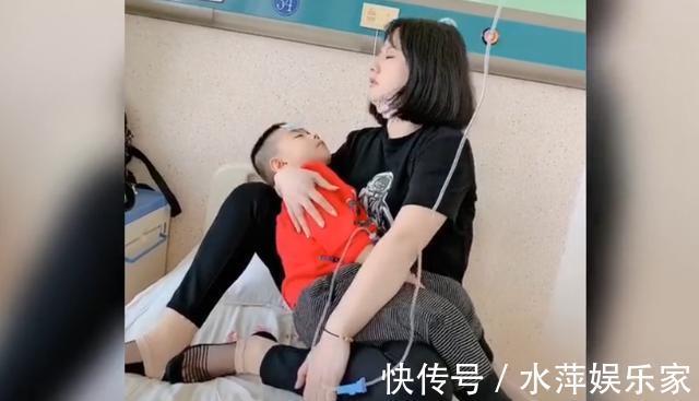 点滴|外甥生病了,小姨抱着孩子打点滴,网友必须得要二胎了