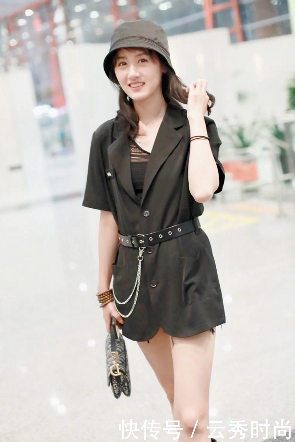 路人街拍，美女穿一字肩包臀连衣裙，很是时髦迷人