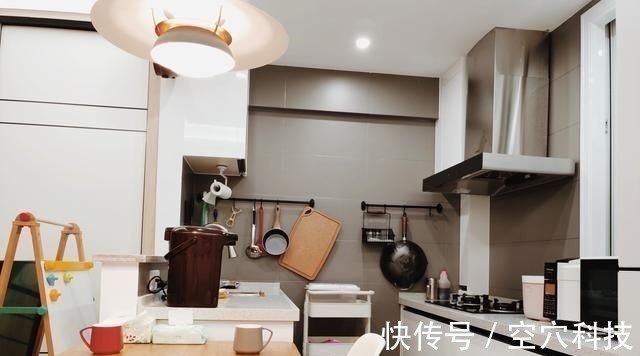 玄关|她买下42㎡单身公寓,一家三口住,客厅不放沙发,阳台当榻榻米