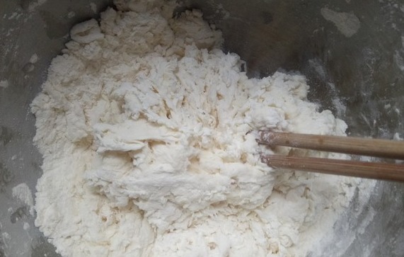 发面时，别只会加酵母，再加这2样，半小时发满盆，个个暄软蓬松