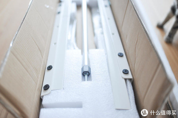 螺丝|家居改造：用电动升降桌打造我的居家办公小角落