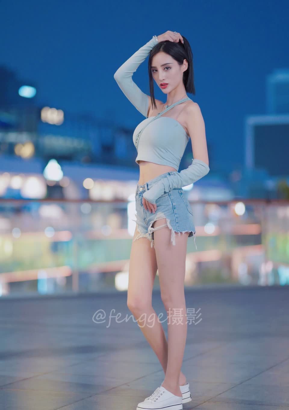 三里屯 知名模特吴怡现身三里屯, 穿搭时尚秀美腿