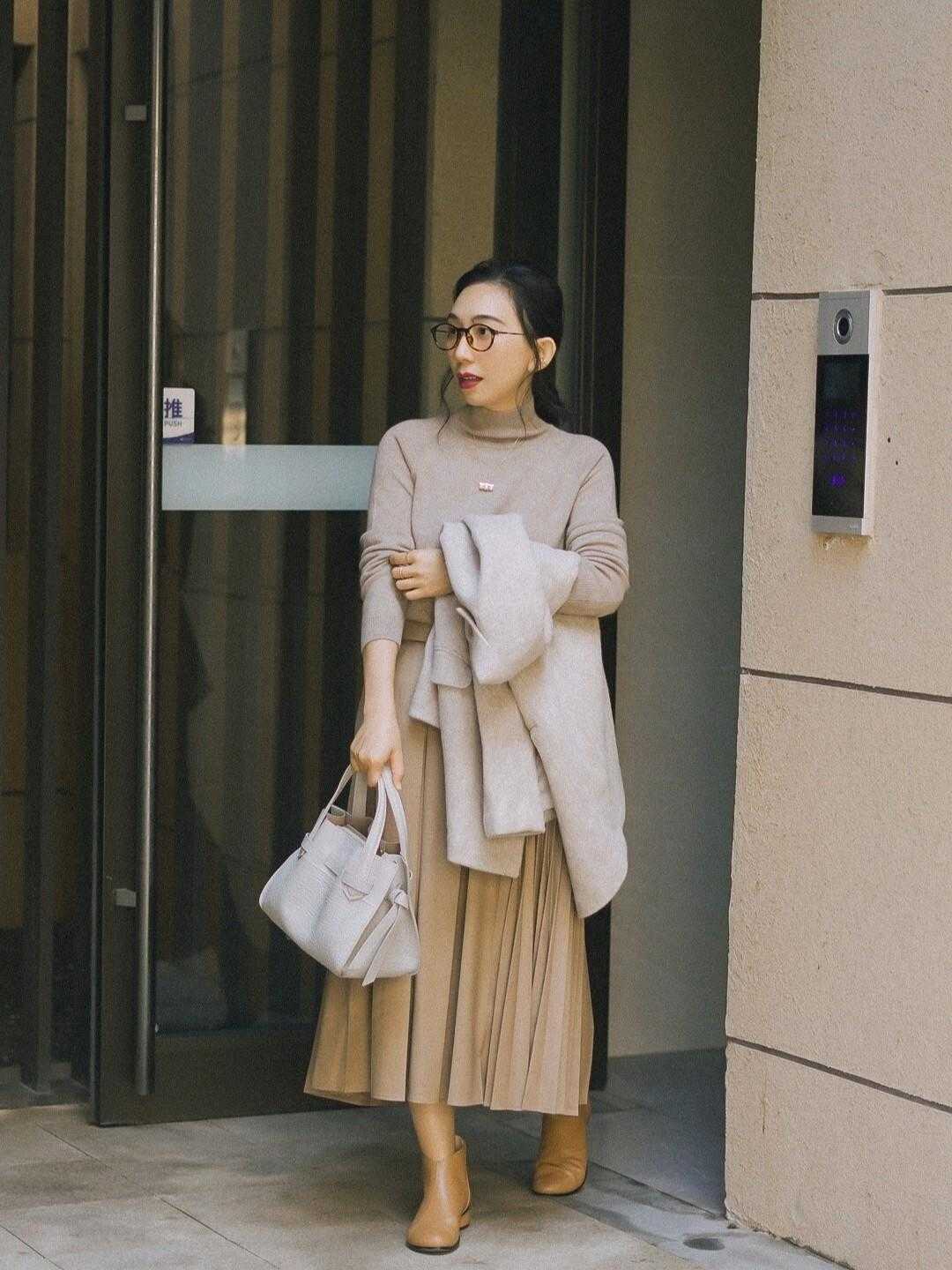 中年发福 40+发福应该怎么学穿搭,衣服素雅,款式简单,依然很好看