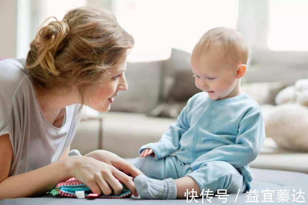 宝宝|舅舅赖着宝宝要喝奶,宝宝的反应,让一旁的妈妈笑岔了气