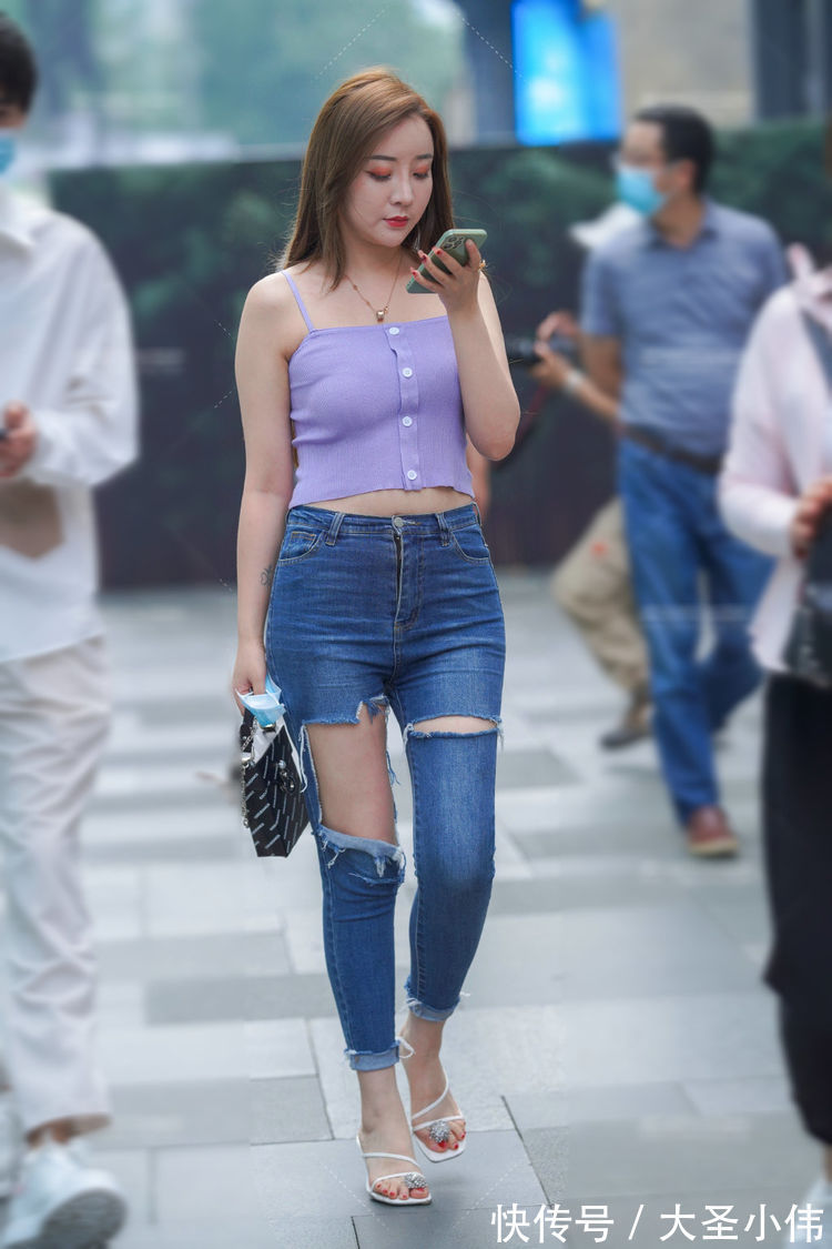 好身材|美女街拍:吊带背心搭配牛仔喇叭裤,展现靓丽的好身材,更具时尚格调