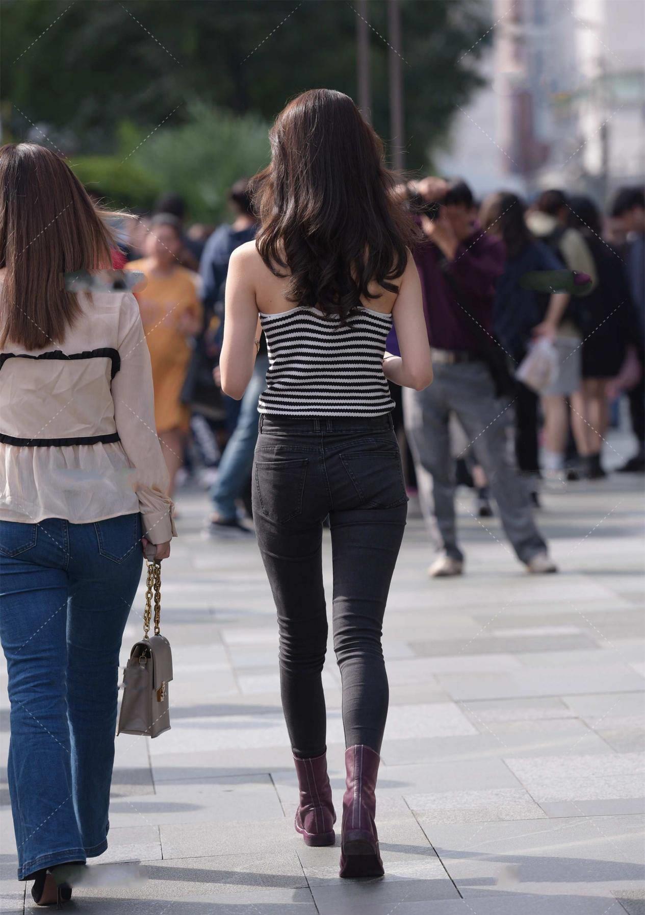 时尚|条纹针织衫，搭配高腰牛仔裤时尚大气，更显独特气质