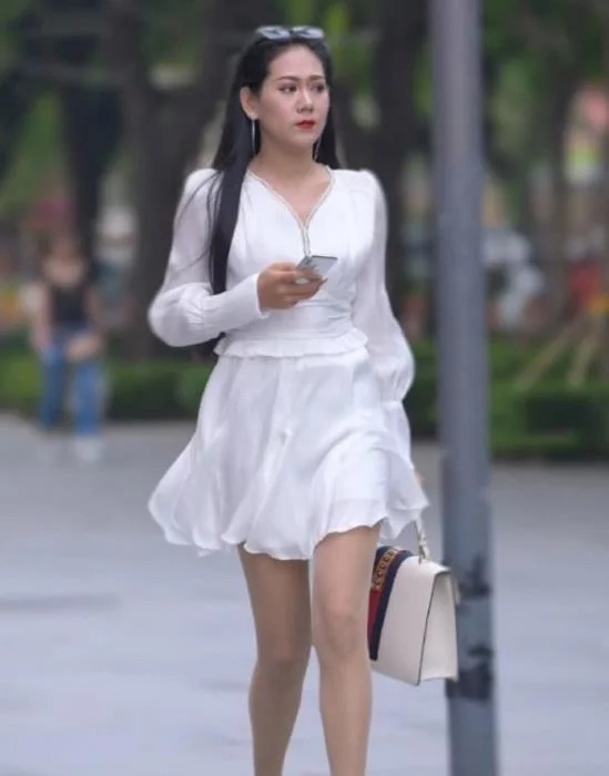女人|小姐姐黑色吊带衫，搭配白色鱼尾裙，尽显女人的魅力