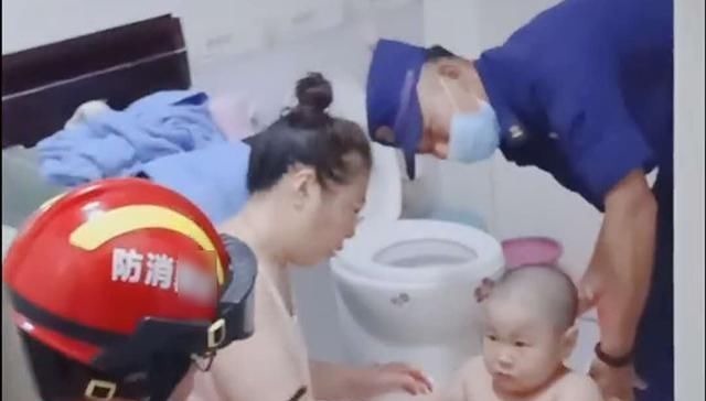 蔚蓝天空|宝宝太胖卡在了洗澡桶里,妈妈无计可施,宝宝“委屈”模样笑翻网友