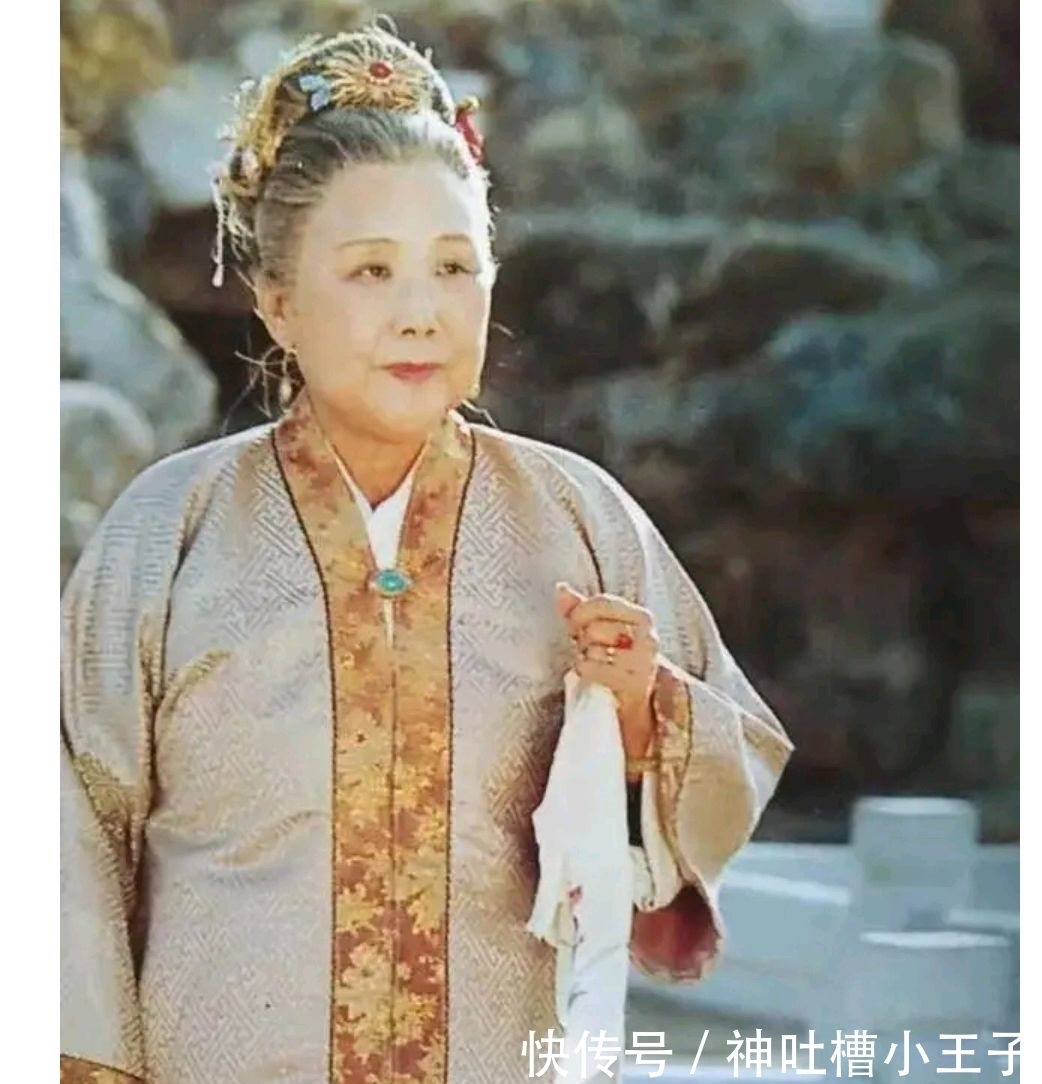 凤姐儿&贾母为薛宝钗过15岁生日,细节中,透露着二人冰冷的互不在意