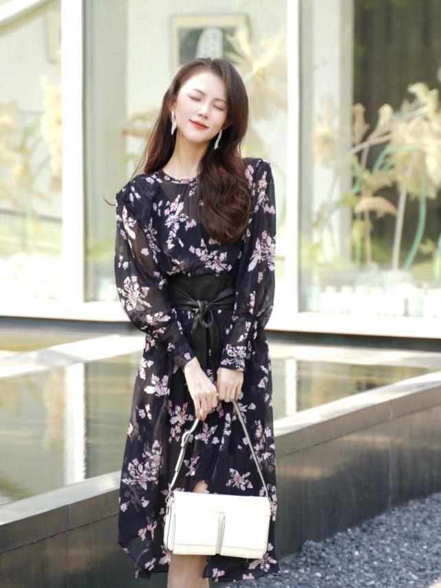 连衣裙|优雅女人早秋都穿“连衣裙”,为你分享时髦的搭配经验,温婉知性