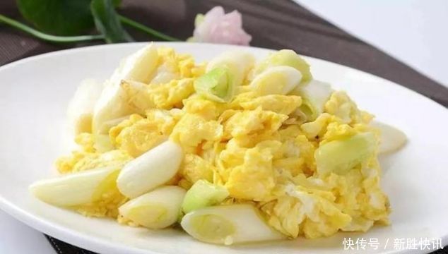 技巧|炒鸡蛋时,掌握这个做法技巧,鸡蛋滑嫩又鲜香,没有一点腥味