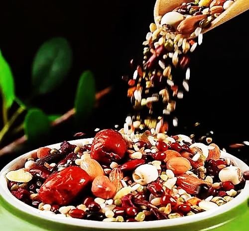  熬腊八粥有很多讲究，牢记3个小窍门，腊八粥香浓软糯，美味好喝！