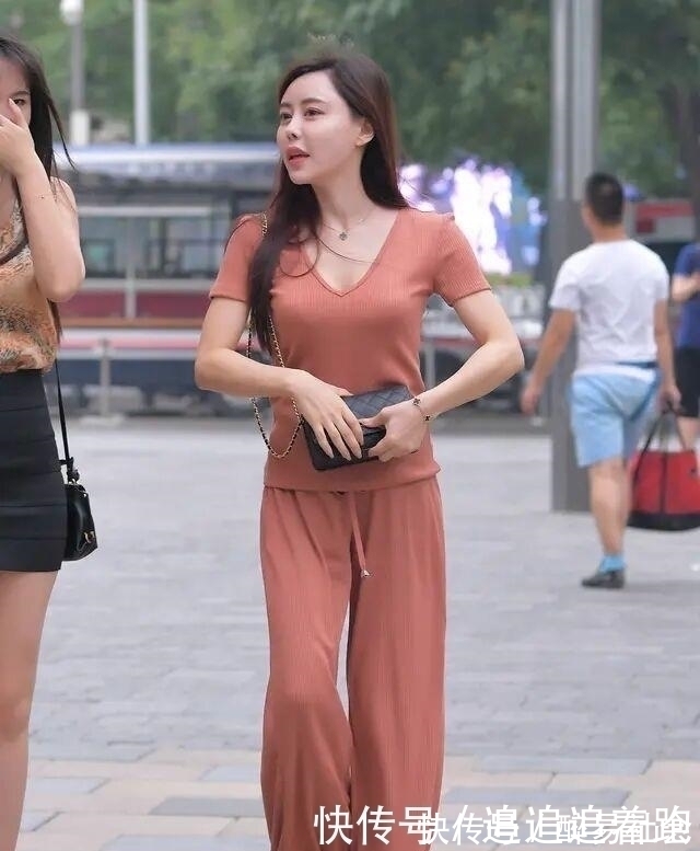小姐姐 气质好的小姐姐,什么颜色的套装都能驾驭呢