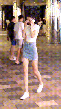 |搞笑GIF:小哥,你干什么,牵我女朋友手干什么