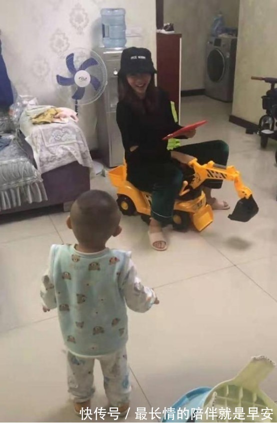 玩具|“最暴躁宝宝”火了,发现小姨霸占玩具,当场摔椅子,网友:霸气