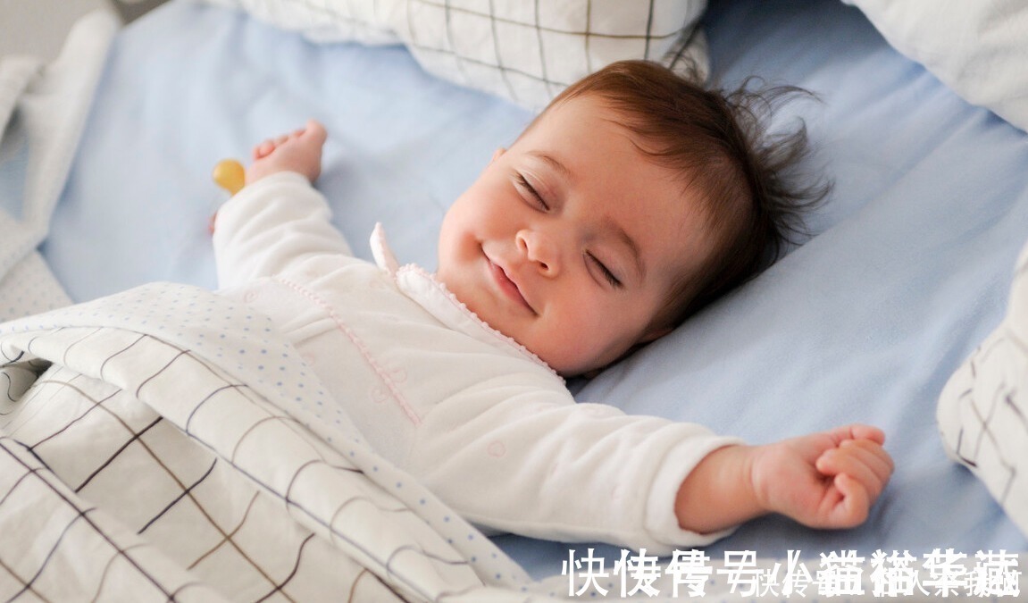 表妹|宝宝睡觉时“偷偷笑”是咋回事?民间传说很有趣,有真实原因